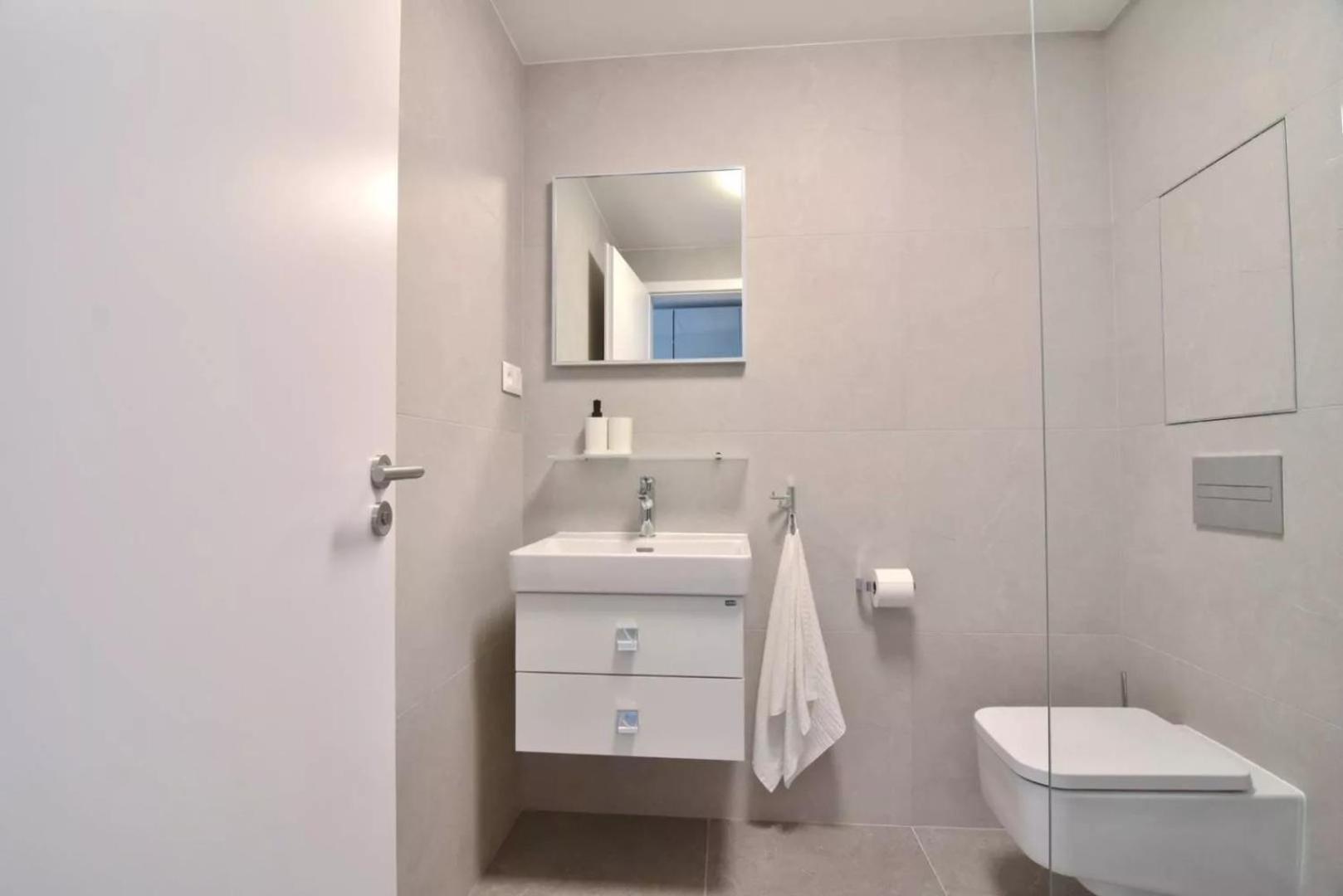 Bris Apartment, 1-2 Guests, Free Parking & Wifi, 4km Downtown, Pozsony
