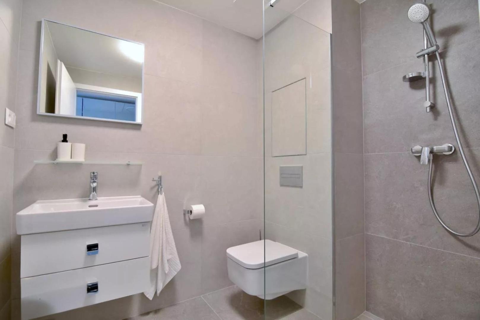 Bris Apartment, 1-2 Guests, Free Parking & Wifi, 4km Downtown, Apartmán *